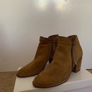 DOLCE VITA CAMEL COLORED BOOTIES SIZE 6.5